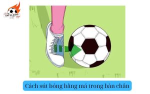 Cách sút bóng bằng má trong bàn chân