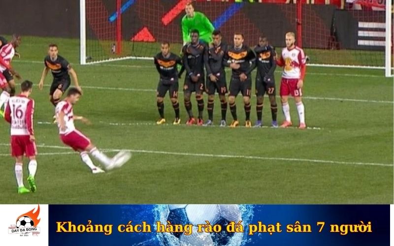 Khoảng cách hàng rào đá phạt sân 7 người